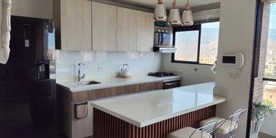 Para mayor información escribanos vía WhatsApp y uno de nuestros agentes inmobiliarios te atenderá.
Se Vende Hermoso y Moderno Apartamento en Simón Bolívar, en un 9° Piso, con una área Construida de 106m² distribuidos de la siguiente manera: 3 Alcobas Familiares ( La Alcoba Principal con una área de 13. 83m² con Vestidor, Una Alcoba Auxiliar con una área de 10.11m² con Clóset, y la Segunda Alcoba Auxiliar con una área de 8.50m² con Clóset.
), 3 Baños ( Uno en La Alcoba Principal con Cabina en Vidrio Templado, Un Baño Auxiliar Completo con Cabina en Vidrio Templado para las Dos Alcobas Auxiliares y Un Baño Social Medio.
), Cocina Integral Abierta con Península en Quarzo y Mesón en Quarzo, Zona de Ropa Amplia Independiente, Sala Comedor, Balcón con muy buena Vista, Parqueadero y Cuarto Útil.
El edificio está compuesto por un Apartamento por Piso, el Ascensor llega a la Puerta del Apartamento.
La Portería funciona con Video Cámara y Apertura con Huella Dactilar.
