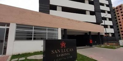 Espectacular apartamento nuevo para estrenar en Zipaquirá de 67 M2 piso 4, ubicado en el Conjunto Residencial San Lucas La Quinta, se encuentra ubicado a 4 cuadras de la vía principal de Zipaquirá. Cuenta con una gran afluencia de transporte público, cerca de la catedral de sal de Zipaquirá, estación del tren de Zipaquirá, al Politécnico Grancolombiano, hospitales regionales de Zipaquirá, el conjunto cuenta con salón comunal, gimnasio, parque infantil, piscina, sauna, zona BBQ. El apartamento tiene muy buena iluminación y está distribuido de tres alcobas con closet, dos baños, sala comedor, cocina integral, zona de lavandería y parqueadero propio. Para más información comunicarse con John Hernández  al correo john.hernandezinmobiliariabogota.com , el equipo de inmobiliaria Bogota esta comprometido a brindar una experiencia de vida excepcional para nuestros clientes desde el momento en que se unen a nuestra comunidad.