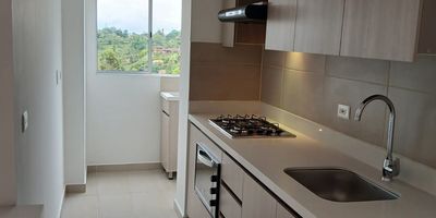 SE ARRIENDA APARTAMENTO NUEVO 
 Urbanización Altos de Santana – Rionegro, Vereda Ojo de Agua
Sexto piso – 73 m²
 Características del apartamento:
 73 m²
 3 habitaciones, cada una con clóset
 Habitación principal con baño privado 
 2 baños en total
 Balcón con vista 
 Cocina totalmente integrada 
 Calentador instalado 
 Acabados completamente nuevo
 Ideal para quienes buscan comodidad, modernidad y excelente ubicación