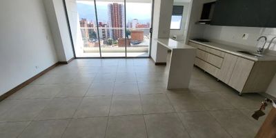 Para mayor información escribanos vía WhatsApp y uno de nuestros agentes inmobiliarios te atenderá.
Excelente apartamento para estrenar , ubicado en una muy buena zona de Laureles, se encuentra a 4 cuadras del primer parque de laureles, además cuenta con permiso por reglamento para rentas cortas.
Esta distribuido de la siguiente manera: sala comedor amplia, 3 balcones uno en la sala comedor, otro en la habitación principal y el ultimo en la habitación secundaria, 3 habitaciones (la principal con Vestier y baño), 3 baños, estudio, cocina abierta con excelentes acabados, zona de ropas separada, el edificio cuenta con una linda fachada, ascensor y parqueaderos.
