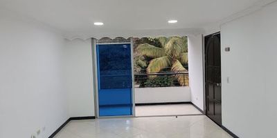 Cómodo y amplio apartamento ubicado en el barrio los colores, un barrio completamente familiar y seguro, cerca a avenidas principales y con fácil acceso a transporte público. El apartamento cuenta con dos habitaciones, estudio (posibilidad de tercera) un baño, cocina, sala - comedor, zona de ropas y balcón.