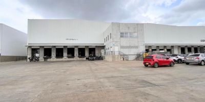 Bodega en arriendo de 1.812,28 m² más 93,28 m² de área de oficinas, ubicada estratégicamente sobre la Vía 40 de Barranquilla, el corredor logístico e industrial más importante de la ciudad, con conexión directa al puerto, la zona francas, la Circunvalar y las principales arterias de transporte de carga, lo que garantiza eficiencia operativa y reducción de tiempos logísticos. La bodega cuenta con altura a cercha de 8 metros y a cumbrera de 11 metros, lo que permite un óptimo aprovechamiento del almacenamiento en altura, resistencia de piso de 5 toneladas por m², ideal para operación industrial y logística pesada, capacidad eléctrica de 30 KVA, dos gabinetes contraincendios para mayor seguridad, seis muelles de carga y un portón de acceso vehicular, facilitando maniobras simultáneas de cargue y descargue. Hace parte de un entorno empresarial con infraestructura moderna, amplias vías internas, control de accesos, operación 24/7 y condiciones óptimas para logística, distribuc