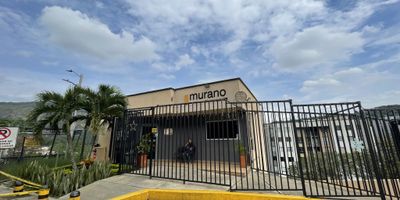 Gespron alquila hermoso apartamento en el oeste de Cali, barrio Aguacatal, conjunto residencial Murano con ascensor, consta de sala comedor, amplia y aireada con vista exterior, sala de TV, cocina integral con lámparas de lujo y muebles en madera en parte superior e inferior. El inmueble tiene tres habitaciones, dos con clóset en madera, la principal con vestier y baño completo con división en vidrio, baño social con división en vidrio, zona de rropas, el conjunto cuenta con parqueadero comunitario, piscina para grandes y pequeños, juego para niños,  gimnasio, y cancha s de baloncesto,   Cerca de la academia  los bomberos, cerca del museo CALIWOOD, cerca del zoológico de Cali, apartamento pet friendly, cerca del museo la tertulia, cerca del monumento Sebastian de Belalcazar, cerca del Hoteles Dann Carlton Cali que esperas llamanos ya