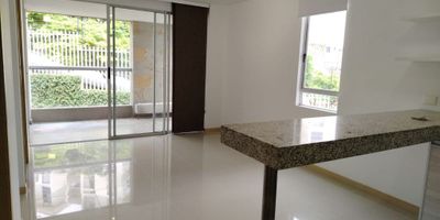 Descubre la elegancia y comodidad en este apartamento de 2 habitaciones y 3 baños, con una superficie de 53.66 metros cuadrados. Desde su balcón, disfrutarás de una vista exterior que te conectará con la naturaleza. La iluminación natural resalta la amplitud de la sala-comedor, donde podrás relajarte y compartir momentos especiales. La cocina integral te brinda funcionalidad y estilo, mientras que el aire acondicionado y el calentador a gas garantizan tu confort en todo momento. Además, cuenta con zona de ropas, baño de servicio y baño auxiliar para tu conveniencia. Con acabados de calidad y ubicado en una zona privilegiada, este inmueble es ideal para quienes valoran la excelencia en cada detalle. ¡Bienvenido a tu nuevo hogar!