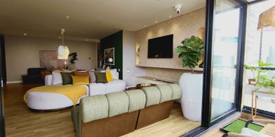 Descubre este exclusivo apartamento de 190 metros cuadrados, con 3 habitaciones, 4 baños y 3 parqueaderos. Con acabados de alta calidad, cuenta con chimenea, closet, control de acceso digital cuenta con domótica, ascensor directo al apartamento,   vista exterior. Disfruta de la iluminación natural, piso de madera laminada, vestier y zona de ropas. Además, ofrece seguridad con alarma contra incendios, garaje independiente, cocina equipada y balcón con vista panorámica. Vive en un entorno privilegiado con gimnasio, zonas verdes, piscina y vigilancia privada las 24 horas. ¡Contáctanos para conocer más detalles y agendar una visita!