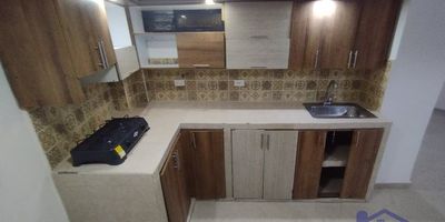 Apartamento semi bajo de 35m2, 2 alcobas , sala comedor, cocina semi integral, red de gas , 1 baño social, zona de ropas e instalación de lavadora. Excelentes acabados.

                                                               "Tu Vivienda Bienes Inmobiliarios!                                                                                 Daniel Mesa                                                                            Asesor Comercial                                                                              Movil: 3113625683                                                                                    Cod: 61344