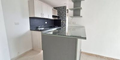 Apartamento en arriendo en Medellín, sector Calasanz, con 3 habitaciones, 2 closets, 1 vestier, sala comedor, cocina integral, 2 baños completos, zona de ropas, balcón, biblioteca, parqueadero cubierto, red de gas, calentador y ascensor. La unidad ofrece portería 24 horas, circuito cerrado de televisión, piscina, gimnasio al aire libre, cancha múltiple, salón social y parque infantil. Cuenta con fácil acceso, buen transporte público, cerca al Mall Santa Ana, a 5 minutos de la avenida 80 y supermercados Madrid. ¡Llama ahora a Epicasa y agenda tu visita!