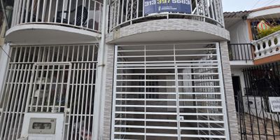 Arriendo espectacular casa vehicular ubicada en Brisas de los Alamos, distribuidos en dos pisos; primer piso consta de sala comedor, baño social, cocina integral con estufa y gabinetes en madera, zona de oficios con lavadero amplio y una alcoba en la parte de atras sin closet, el segundo piso consta de una habitación principal con closet y balcon amplio, una habitacion auxiliar sin closet, un baño completo con division en acrilico y aluminio.

La casa es bastante fresca e iluminada y cuenta con ante jardín y puertas con reja de seguridad, esta estratégicamente ubicada, cercana a vías principales, centros comerciales, colegios,  estaciones del mío, calles principales, parques, amplias y cómodas vías de acceso; Para mayor información comunicarse con Santiago Vargas al (3133975683) celular tres trece, tres noventa y siete, cincuenta y seis, ochenta y tres.