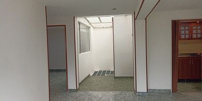 Descubre tu nuevo hogar en este acogedor apartamento de 2 habitaciones con closet, ideal para quienes buscan comodidad y conveniencia. Ubicado en una zona estratégica, disfrutarás de fácil acceso al transporte público, facilitando tus desplazamientos diarios. La cercanía a supermercados y comercios te permitirá realizar tus compras de manera rápida y sencilla.

Este apartamento cuenta con una cocina integral que optimiza el espacio y un baño moderno. Aunque no incluye parqueadero, su ubicación te brinda la ventaja de tener todo a tu alcance. Además, los servicios son compartidos, lo que puede representar un ahorro adicional. 

No pierdas la oportunidad de vivir en un lugar que combina funcionalidad y accesibilidad. ¡Agenda tu visita y descubre todo lo que este apartamento tiene para ofrece