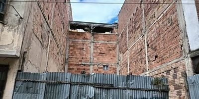 Lote con excelente ubicación de 72m2, a unas cuadras de la Boyacá, cerca del éxito de la 170, cerca de la autopista norte y especial para constructoras que estén interesadas en la construcción de apartamentos y valorización de su capital. Tiene permitido construir hasta 4 pisos mas terraza, quedan muy pocos lotes en esa zona puesto que ya se han construido varios edificios de apartamentos. Ideal para inversionistas que quieran valorizar su capital en poco tiempo y con excelente rentabilidad, está a un PRECIO IMPERDIBLE, ESCUCHAMOS OFERTAS.