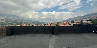 Local en Arriendo  Aranjuez
Haz realidad tu idea de negocio en este local en obra gris, con una distribucion versatil que podras adaptar a las necesidades de tu marca o empresa. Dispone de acometida a punto cero, instalaciones para cocina y bano, puerta tipo persiana y un generoso espacio abierto listo para personalizar. Su ubicacion es inmejorable: zona estrategica de alto flujo vehicular y peatonal, con facil acceso a vias principales. A solo pasos de Confama Aranjuez, el Parque de Aranjuez con conexion al Puente de la Madre Laura, supermercados y una variada oferta gastronomica. Un inmueble con gran potencial para diferentes tipos de negocio, en un entorno dinamico, altamente visible y con proyeccion comercial.