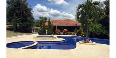 Finca en Conjunto de diez lotes, amplia zona exterior con piscina para adultos y niños y jacuzzi, todos con calefacción. Salón de juegos con baño, bar, turco, baño de piscina y bbq. Tiene 4 alcobas dobles en el primer piso, con baño, vestier y terraza.  Sala, comedor, cocina con alacena, sala de tv, cuarto y baño de servicio y zona de ropas. En el segundo nivel, amplia alcoba con aire acondicionado, Vestier, baño, terraza y estudio. Cuatro parqueaderos cubiertos, dos tanques de agua de 60 y 25 mil litros; casa para cuidandero, cuarto de máquinas, parque para niños, jardines y frutales.