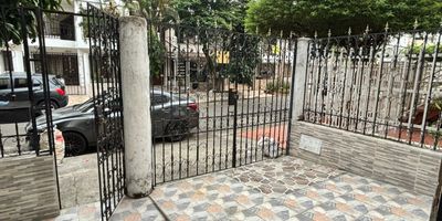 Linda Casa de dos pisos, ubicada en el barrio ciudad 2000 al sur de la ciudad de Cali, ideal para familias que quieren tener espacios amplios y vivir en un buen sector de la ciudad. Consta de garaje interno, antejardin encerrado, patio interno, amplias habitaciones en primer y segundo piso, cocina integral, sala comedor. Rodeada de parques y zonas verdes que le proporcionan frescura y un ambiente tranquilo para tener un buen vivir. Es una zona que se caracteriza por su fácil acceso y buen flujo de medios de trasporte, cerca a avenidas principales, centros comerciales, universidades y colegios.