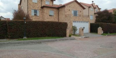 CHIA Conjunto Cerrado Exclusivo "San Mateo" esquinera En el corazón de la naturaleza, se encuentra esta majestuosa casa campestre rodeada de jardines B.B.Q,  con una arquitectura imponente y elegante. Con 4 habitaciones y 5 baños, dos habitaciones con terraza  ofrece un espacio amplio y confortable para toda la familia, área de lote 519.43 Mts,  Sus 414.83 metros cuadrados  construidos,  están distribuidos de manera inteligente, brindando comodidad y privacidad., ascensor privado marca Mitsubishi, acabados super 1A,   Los 4 parqueaderos garantizan espacio más que suficiente para vehículos y visitantes. Cada rincón de esta propiedad emana lujo y tranquilidad, convirtiéndola en el refugio perfecto para aquellos que buscan un estilo de vida exclusivo en un entorno natural incomparable. cita previa Contacto: María Helena de Jiménez Teléfono. Tres diez dos seis ocho seis seis nueve ocho