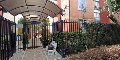 **características: Sala Comedor, Cocina integral, Zona de estudio, 2 habitaciones con closet, zona de oficios, cuenta con servicios públicos como agua, energía y Gas.  Sé permite una Mascota pequeña, máximo 3  personas, cuenta con parqueadero para una moto en la parte de afuera de la unidad. Valor del canon $1.000.000 con admon incluida y servicios públicos independientes al canon**