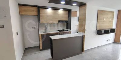 472-8493 Conaltura Inmobiliaria arrienda un cómodo apartamento en el sector Navarra  Bello,  perfecto para quienes buscan un hogar económico y bien ubicado. Con 55 m, este inmueble cuenta con 3 alcobas, 2 baños, sala comedor, balcón y cocina integral. Sus espacios prácticos y funcionales se ajustan a las necesidades de tu familia. La unidad residencial ofrece portería 24 horas, ascensor y espacios comunes que garantizan seguridad y tranquilidad. Ubicación estratégica en Navarra, con cercanía a colegios, transporte público y servicios esenciales.