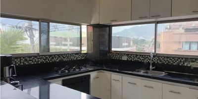 Este local en renta cuenta con 115 m² y se encuentra ubicado en el barrio La Paz de Envigado. Está clasificado en estrato 3 y tiene un canon de arrendamiento de $4.800.000.

El espacio dispone de red de gas, tres baños y tres alcobas, ofreciendo una distribución amplia y funcional para distintos tipos de negocio. No incluye mobiliario. Ideal para emprendimientos que busquen un espacio cómodo y bien ubicado dentro del municipio.
