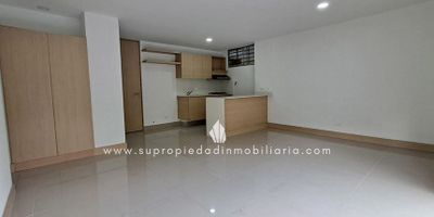 Apartamento en arriendo, Loma del Indio, El Poblado.
Moderno apartamento de 68 m² con excelente iluminación y acabados premium.
Distribución ideal: sala-comedor con balcón, cocina integral abierta, calentador y red de gas natural, zona de ropas independiente, estudio perfecto para home office, 2 habitaciones (principal con vestier y baño privado, secundaria con closet) y 2 baños completos. Piso en porcelanato, puerta principal con chapa de seguridad.
Incluye 1 parqueadero cubierto + 1 depósito útil.
El conjunto ofrece vigilancia y portería 24 h, ascensor, piscina, sauna, turco, gimnasio, cancha múltiple, zona BBQ, salón social, parque infantil, zonas verdes, CCTV, citófono, shut de basuras y parqueaderos visitantes.
Ubicación privilegiada en Loma del Indio, a pasos de Smart Fit Las Palmas y con acceso directo por Av. Las Palmas.
¡Vive cómodo y seguro en uno de los sectores más tranquilos y valorizados de El Poblado!
¡Agenda tu visita hoy mismo!
SE ENTREGA SIN AMOBLAR
