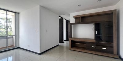 Apartamento en arriendo en unidad cerrada ubicada en una zona residencial, entorno tranquilo, cerca a parroquias, supermercados, restaurantes, con fácil acceso a vía principal, rutas de transporte público y conexión a múltiples servicios complementarios de la zona. Piso en cerámica, sala comedor, 3 alcobas con vestier y baño en la principal, baño social, cocina integral abierta tipo americano, zona de ropas, balcón, útil y parqueadero paralelo cubierto  Conjunto cerrado con ascensor, piscina, gimnasio, salón social, parques infantiles, zonas verdes, vigilancia y portería 24 horas y circuito cerrado de TV,inmuebles sujetos a verificacion de disponibilidad