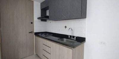 Cuenta con sala , cocina integral, un baño cabinado , una alcoba , un closet , zona de ropas , red de gas , calentador a gas .

El edifcio cuenta con ascensor y shut de basuras .

Excelente úbicacion .