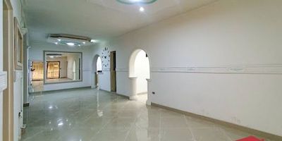 Casa de 122 m, a solo dos cuadras del Parque Principal Itaguí, el corazón vibrante del municipio, con acabados de lujo, 3 habitaciones, 2 baños completos, amplia sala, comedor y cocina integral moderna. Ubicación privilegiada estás a pasos de zonas comerciales como Centro Comercial Itaguí  Mall Itaguí, ideal para compras rápidas o comidas. También muy cerca del histórico Iglesia de Nuestra Señora del Rosario, perfecto para un entorno tranquilo y céntrico. Una excelente opción para quien busca confort, comodidad y conectividad  todo en uno.