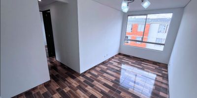 Presentamos una excelente oportunidad de vivienda en el conjunto Malva, Ciudad Verde. Este agradable apartamento en un sexto piso ofrece privacidad y confort. Cuenta con tres habitaciones, dos baños completos y un interior muy bien cuidado. Su ubicación es ideal, rodeada de parques y espacios naturales para disfrutar en familia. Es la combinación perfecta entre funcionalidad, buena ubicación y ahorro. Contáctanos para agendar tu visita. CÓD: 966-1566
