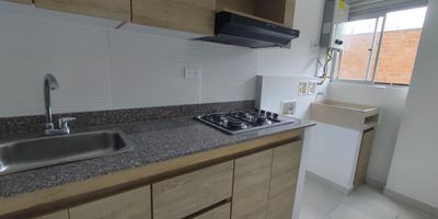 Se arrienda apartaestudio de 59m2 ubicado en el Porton del Tranvia, consta de una habitacion con bano privado, sala comedor,cocina, bano social, posibilidad de parqueadero de moto. 