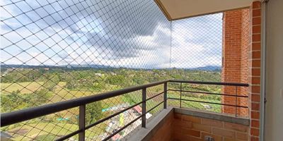 Te presentamos este hermoso apartamento de 65 M2 ubicado en el corazón de Rionegro, una de las ciudades más encantadoras de Antioquia. Su área construida te brindará la comodidad y amplitud que necesitas para ti y tu familia. Cuenta con 3 habitaciones, perfectas para cada uno de tus seres queridos, 2 baños completamente equipados y un garaje para tu vehículo.

Su interior cuenta con todas las características que buscas en un hogar. Disfruta de un suministro constante de agua, armarios empotrados para el mejor aprovechamiento del espacio, un balcón con una hermosa vista panorámica, baño auxiliar y baño en la habitación principal, calentador, depósito, instalaciones de electricidad y gas domiciliario, y un suelo de cerámica o mármol que le otorgan un toque de elegancia a cada espacio. Además, no tendrás que preocuparte por la limpieza ya que cuenta con extractor en cada habitación.

En su exterior, podrás disfrutar de un acceso pavimentado para una mayor comodidad, un área social donde podrás reunirte con tus amigos y familiares, y un ascensor que hará tus traslados mucho más fáciles. Si eres amante de las compras, esta ubicación es perfecta para ti ya que se encuentra cerca de centros comerciales. Además, tendrás todo lo que necesitas para la educación de tus hijos en colegios y universidades cercanas.

Esta propiedad se encuentra en un vecindario seguro, gracias a su circuito cerrado de televisión y su vigilancia permanente. Igualmente, podrás disfrutar de hermosos parques cercanos y una piscina para refrescarte en los días más calurosos. Cuenta con un diseño de urbanización cerrada, lo que te garantiza tranquilidad y privacidad. También, tus hijos podrán disfrutar de una zona infantil especialmente diseñada para su entretenimiento.

Para aquellos que buscan vivir en un lugar residencial y alejado del ruido de la ciudad, este es el lugar ideal. Rodeado de zonas verdes y con bahías de parqueo disponibles, podrás disfrutar de la 