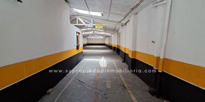 Bodega en arriendo, Villa Paula, Itagüí.
Bodega funcional de 250 m² con piso en cemento de alta resistencia y energía normal 220 V.
Cuenta con baño independiente y excelente altura libre. NO paga IVA.
Ubicación privilegiada en zona comercial de mixtura alta, a pocos pasos del Parque de Itagüí y con acceso rápido por Av. Guayabal, Carrera 52 y Avenida Regional.
¡Ideal para almacenamiento, distribución o pequeño taller en uno de los sectores más transitados del sur!
¡Contáctanos hoy y asegura este espacio!
SE ENTREGA SIN AMOBLAR