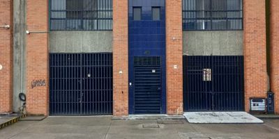 Excelente Bodega doble Altura 294.61mts2 Área mezanine 150.49mts2  total área  de 445.10 mts2   con dos zonas de descargue, un cuarto de congelación de 12X12X3,4mts de altura,  un cuarto de refrigeración de 4,15X4,5X3,4mts de altura,  planta eléctrica.    7 Oficinas con aire acondicionado,4 baños, dos en el segundo piso y dos en la planta baja.   Con sistema de alarma y monitoreo,(cámaras)