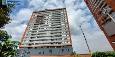 Apartamento para estrenar en arriendo de 80 metros cuadrados de área total aproximada. Que goza de buena iluminación natural y vista panorámica a la ciudad. Muy bien distribuido, con acabados modernos y citofonía virtual. Cuenta con parqueadero cubierto sencillo, cuarto útil al lado del apartamento, ubicado en urbanización de reciente construcción compuesto por dos torres, cada una de 16 niveles y 7 apartamentos por piso. Cada torre cuenta con 2 ascensores. La unidad está provista de: portería 24 horas, piscina para niños y otra para adultos, jacuzzi, sauna, turco, solárium, juegos infantiles, salón social, gimnasio, placa polideportiva, parqueadero para visitantes, zona BBQ, zona para mascotas, peluquera canina, con cercanía al colegio Cumbres y benedictinos y a la guardería Mañanitas, también a la Universidad Ces sede el Escobero,  al supermercado Carulla, y a centros comerciales como City Plaza y al Mall Guadalcanal, y al Hospital Manuel Uribe Ángel, cuenta con fácil acceso a transp