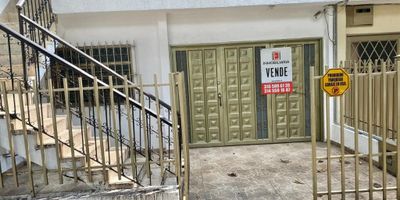 Casa en primer piso  consta de sala comedor,  cocina, 5 cuartos,2 baños, zona de oficios, patio trasero, patio interior ,garaje