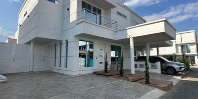 Excelente ubicación  Casa condominio de 3 niveles  para estrenar , semi inteligente  consta de :
Primer piso: parqueadero para 5 vehículos, sala, comedor ,cocina americana, mesones en cuarzo, baño social, amplia zona húmeda, jacuzzi, sala de tv, Tomas y encendedores inteligentes.
Segundo piso: 3 habitaciones con baño , habitación principal con vestir , 2 balcones, , sala de TV.
Tercer piso: terraza cubierta, zona de lavado, 2 habitaciones, baño social, amplio balcón.
El condominio cuenta con portería, vigilancia, zonas verdes, piscina, salón social, parque para niños.