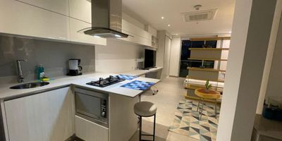 Amoblado Disponible para arriendo sector Barrio San Vicente.
Apartamento de un solo ambiente, muy buenos acabados ,electrodomésticos de las mejor calidad y casi nuevos.
Todas las aménitíes Jacuzzi,coworking,gimnasio dotado, mesa para ping pong.Planta eléctrica con suplencia para aires acondicionados.
Universidad Autónoma a 50 metros,Centros Comercial Alkarawi,,restaurante de cadena a pocas cuadras.