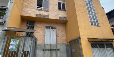 Luz y Vista Espectacular: Apartamento de 3 Alcobas con Ubicación EstratégicaTe presentamos un apartamento que te enamorará por su increíble iluminación natural y su vista despejada desde el cuarto piso. Es el lugar perfecto para quienes valoran la claridad y un ambiente amplio.
Espacios Generosos: Sus 3 habitaciones ofrecen amplitud y privacidad para cada miembro de la familia.Cocina Práctica: Cocina semintegral, ideal para tu día a día.Vivir Bien Ubicado: La excelente ubicación garantiza cercanía a todo lo que necesitas, facilitando tus desplazamientos y tu rutina diaria.Un Oasis de Luz: Olvídate de los espacios oscuros. Cada rincón está diseñado para aprovechar al máximo la luz.Agenda tu visita y ven a sentir la energía de este apartamento.