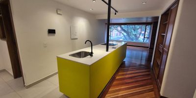 Apartamento en  tercer piso  en edificio residencial tranquilo y bien ubicado,  área 80 m² , con vista al parque. Cuenta con una amplia zona social que integra sala y comedor, ideal para disfrutar en familia o con amigos.
La cocina tipo isla, recién remodelada, combina diseño moderno y funcionalidad, con amplio espacio de almacenamiento y excelente iluminación natural. Gas natural para calentador y electricidad para estufa de inducción
Dispone de dos habitaciones cómodas, dos baños completos, sala de ropas independiente, una práctica despensa, dos parqueaderos y un depósito, vigilancia  privada solo es por la mañana por la noche  cámaras de seguridad .