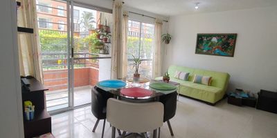 Apartamento primer piso excelente ubicación, consta de  sala  comedor , balcón,cocina,zona  integral, dos cuartos , cuarto principal con baño, baño social , zona de oficios , la unidad residencial cuenta con ascensor, piscina niños y adultos, juegos infantiles salón social,  cancha múltiple, zonas verdes, cctv. portería 24x7