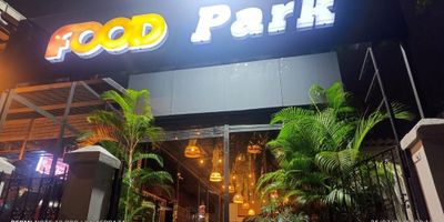 Local ( contenedor) para  restaurante con plazoleta central ubicado en food park. AREA 6 x 2.45  14.7 mts   Primer mes de Gracia.