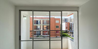 APARTAMENTO, AMPLIO,ILUMINADO, CON BUENOS ACABADOS, sus caracteristicas, sala comedor , balcon con vista interna, alcoba principal con baño y vestier, 2 alcobas secundarias,baño social, cocina integral,zona de oficios,parqueadero comunal,la unidad cuenta con juegos infantiles,jardines, piscina, salon comunal, parqueo de visitantes. CONTACTO 3163225751