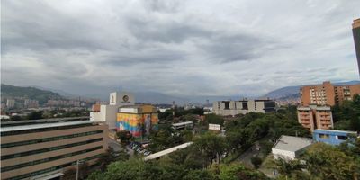 Descubre este elegante inmueble con acabados clasicos, que se encuentra en excelente estado de conservacion. Situado en un sector exclusivo y muy tranquilo, este hogar ofrece un ambiente de serenidad y confort. La unidad es muy completa y esta disenada para satisfacer las necesidades de toda la familia, con una variedad de sitios de interes cercanos que garantizan entretenimiento y conveniencia para todos. No pierdas la oportunidad de vivir en un lugar donde la elegancia y la tranquilidad se encuentran.