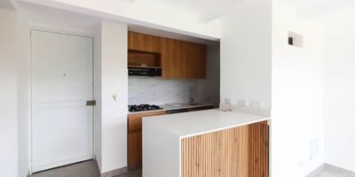 Apartamento en Arriendo – Caldas, Urbanización Aragua de Primavera (Piso 12)
Apartamento para estrenar, ubicado en la reconocida urbanización Aragua de Primavera en Caldas, un sector tranquilo, moderno y de excelente proyección. El inmueble cuenta con una cocina integral con estufa y red de gas, zona de ropas independiente, dos alcobas (una amplia y una auxiliar), un baño social cabinado, sala-comedor con muy buena iluminación y un balcón con vista agradable.La unidad ofrece portería 24 horas, piscina, zona de juegos y áreas comunes. Clasificado en estrato 4, es una opción cómoda, segura y con todas las comodidades para vivir con tranquilidad.
COD 8626