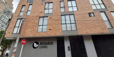 ChatGPT Plus

Arrendamos un apartamento dúplex en el edificio Rosario Living en Bogotá, ubicado en el cuarto piso con vista exterior. El inmueble cuenta con sala comedor, una habitación, dos baños, cocina integral y lavadora-secadora. Para aplicar se requiere arrendatario y deudor solidario, formulario diligenciado, carta laboral, desprendibles de nómina y copia de la cédula. No se solicita finca raíz ni depósito. Realiza tu estudio de forma rápida y totalmente digital para arrendar en pocos minutos.