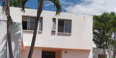 Hermosa Casa en condominio campestre,  amplia, fresca e iluminada    de dos niveles .Primer Nivel  consta de : baño social, sala comedor, sala tv con baño y ducha  que puede ser usada como cuarta alcoba, cocina integral tipo americano ,alcoba de servicio con baño y closet ,estadero,jacuzzi,amplia zona verdes, arboles frutales , patio de ropas ,deposito.Segundo Nivel ,3 alcobas todas con baño ,alcoba principal con  Vestier  ,tina y amplio balcón , estudio. Él conjunto cuenta con piscina niños y adultos ,jacuzzi,salon social con cocineta y baño. Nota el valor del canon puede variar respecto del costo de la administración , teniendo en cuenta el incremento de la cuota de administración que es definido por la asamblea de copropietarios.