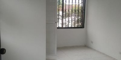 ARRENDAMOS casa dúplex en el barrio Santa Anita, con un área de 107 mt2, el cual consta de: El primer piso, antejardín enrejado, sala comedor amplia e iluminada, baño social, una habitación con su respectivo closet, garaje para 2 vehículos pequeños, deposito, cocina semi-integral, zona de oficios, el segundo piso consta de 2 habitaciones con sus respectivos closet y baño social. Fácil documentación