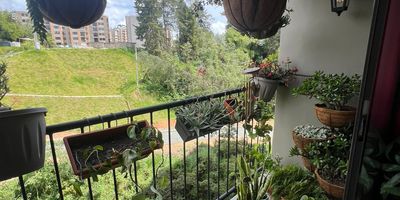 Apartamento ubicado en la unidad residencial panorama austral, cuenta con un area de 53 metros, 3 habitaciones, 2 banos, sala comedor, cocina integral, zona de ropas, parqueadero cubierto, porteria 24 horas, piscina, juegos infantiles y zonas verdes, su ubicacion te permite estar cerca de trasporte publico, restaurantes, iglesias y supermercados el lugar idea para vivir
