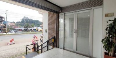 Excelente local para arrendar en Marinilla, a borde de la autopista Med-Bog, dentro de edificio con hotel en primer piso, ideal para una oficina, óptica, servicio para tramites de transito, etc. Está ubicado cerca de hoteles, restaurantes y la flota de transporte del sector. Cuenta con 23mt2, 1 baño y fachada en vidrio templado con puerta corrediza. Tiene acceso para personas con movilidad reducida. Canon $2.000.000