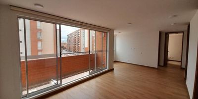 Lindo apartamento iluminado, con vista exterior  de dos habitaciones  con closet, estudio, principal con baño privado, sala comedor con balcón, cocina integral a gas natural, zona de lavandería. 1 parqueadero cubierto. Conjunto cuenta con salón comunal, parqueadero para visitantes, gimnasio, terraza bbq, portería y vigilancia las 24 horas.