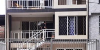 Oportunidad de inversión! Venta de casa de 3 niveles independientes

Descubre esta amplia y funcional propiedad ubicada en una zona tranquila y de excelente ubicación, ideal para vivir, arrendar o generar ingresos por niveles.

Características principales:
 Tres niveles totalmente independientes, cada uno con su propia nomenclatura.
 Parqueadero para dos carros, cómodo y de fácil acceso.
 Espacios amplios y bien distribuidos, perfectos para familias o proyectos de renta.
 Entorno tranquilo, seguro y con buena proyección de valorización.

Excelente ubicación, cerca de comercio, transporte y vías principales.


Esta casa es perfecta para quienes buscan comodidad, inversión o versatilidad en un solo lugar.
