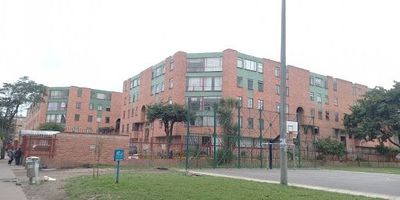 Apartamento en arriendo en Santa Rosita, tiene un area de 58 mts, el apartamento cuenta con sala comedor en un solo ambiente, tiene 3 habitaciones todas con closet, 1 baño con ducha electrica, su cocina es cerrada e integral a gas, tiene muebles superiores e inferiores y cuenta con su zona de ropas, los pisos son en cerámica, con excelente ventilación e iluminación natural, el conjunto cuenta con parque infantil, se encuentra ubicado en un segundo piso, el inmueble cuenta con parqueadero descubierto, las vías de acceso por la calle 80 y Av ciudad de cali, para más información comuníquese con la ejecutiva comercial mireya fernández al celular yo whatsapp 318 585-2013 o al correo mireya.fernandezinmobiliariasaliadas.com
