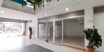 Excelente local para arrendar en Marinilla, a borde de la autopista Med-Bog, ubicado dentro de edificio en primer piso, ideal para un restaurante ya que está ubicado debajo de en un hotel y cerca de la flota de transporte del sector. Cuenta con 30mt2, 1 baño completo con ducha, red de gas y fachada en vidrio templado con puerta corrediza. Cuenta con acceso para personas con movilidad reducida. Canon $2.100.000